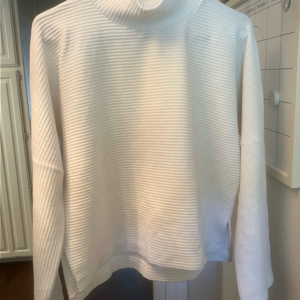 Cream Turtleneck Sweater with Chunky Knit and Cozy Warmth